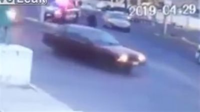 لقطات مروعة للحظة تعرض رجل لحادث دهس (فيديو)