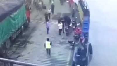 لحظة سقوط شاحنة في أطول نهر بآسيا (فيديو)