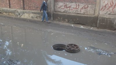بالصور.. كسر في ماسورة الصرف الصحي يغرق شوارع الإبراهيمية