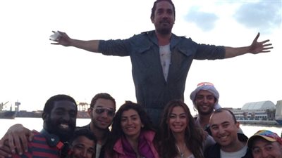 بالصور.. فريق عمل 