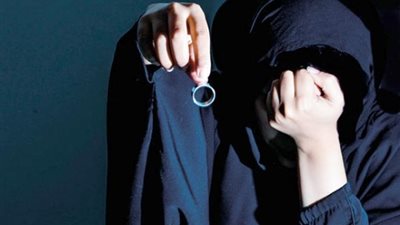 زوجة تطلب الطلاق بعد منعها من لعبة 