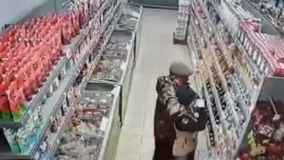 رجل يخنق مراهقا بمحل حلويات ويفر هاربا (فيديو)