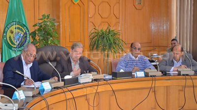 بالصور.. محافظ الإسماعيلية يستعرض خطة عام 2016