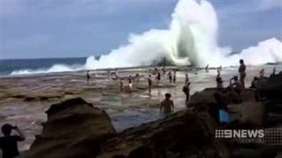 بالفيديو.. إصابة 100 شخص بسبب الأمواج العاتية في أستراليا