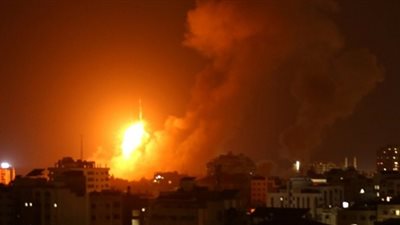 طائرات الاحتلال تشن غارات على قطاع غزة ردا على إطلاق بالونات حارقة