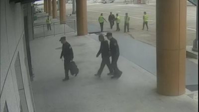 راكب مستعجل يفتح باب طوارئ طائرة للنزول بسرعة (فيديو)