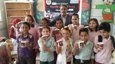 مدير مدرسة بالوادي الجديد يوزع أكوابا على الطلاب بصورهم قبل الامتحان