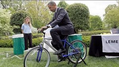 بالصور.. حكاية الرؤساء مع «البسكلتة».. «السادات» ركبها مع أولاده.. «عرفات» يظهر بها مع مسئوليه.. دراجة خاصة لـ«أوباما».. «بوتين» يتجول بها.. «الس