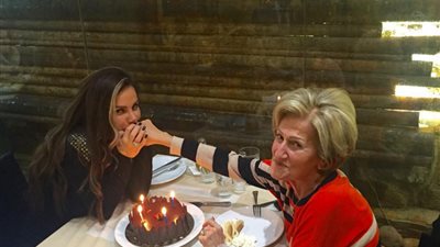 نيكول سابا تحتفل بعيد ميلاد والدتها: «تسلملي حنيّتك»