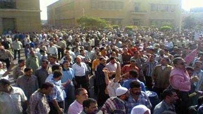 عمال غزل المحلة يحتجون على عدم صرف مستحقاتهم