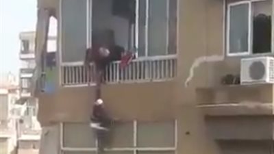 لحظة إنقاذ خادمة حاولت الانتحار بإلقاء نفسها من الطابق التاسع (فيديو)