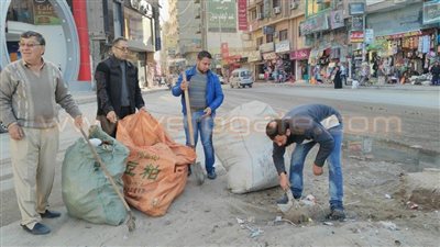 بالصور.. أهالي العريش يرفعون أكوام القمامة بعد إحراق شركة النظافة
