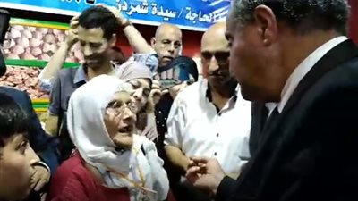 سيدة تستوقف وزير التموين: عاوزة 5 كيلو لحمة بتلو (فيديو)