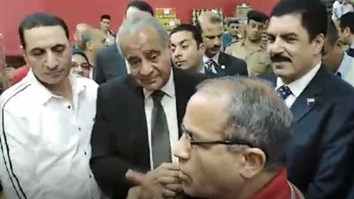 مواطن يلقي شعرا بمعرض أهلا رمضان.. ووزير التموين يصفق له (فيديو)