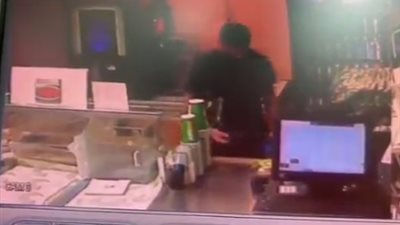 طالب يتعرض للسرقة في محطة مترو فانكوفر (فيديو)