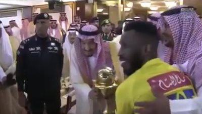 لأول مرة في تاريخه.. لحظة تتويج العاهل السعودي نادي التعاون بطلا لكأس الملك (فيديو)