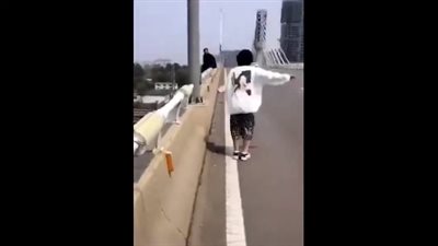 لحظة إنقاذ امرأة حاولت الانتحار من فوق كوبري شاهق الارتفاع (فيديو)