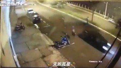 لحظة تعرض رجل لحادث دهس مروع ونجاة أصدقائه (فيديو)