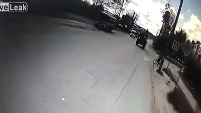 رد فعل صادم لسائق دهس صبيا أثناء عبوره الطريق (فيديو)