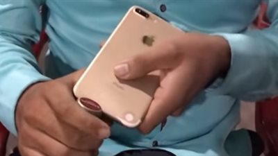 صدمة شاب كسر هاتفه الآيفون أثناء فتحه زجاجة مياه غازية (فيديو)