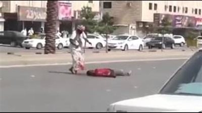 بالفيديو.. سعودي يذبح عاملا هنديا وسط الطريق العام