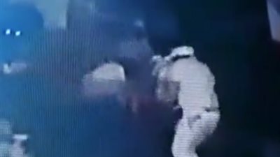 لحظة مقتل رجل يحمل طفلة رضيعة بين ذراعيه (فيديو)