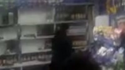 امرأة مجنونة تحطم متجرا بالكامل (فيديو)