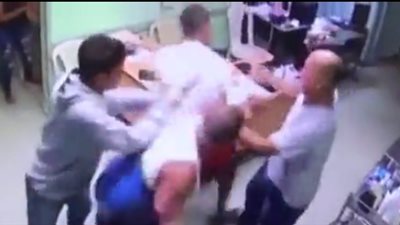 طعن شاب في مشاجرة بالسكاكين داخل مستشفى (فيديو)