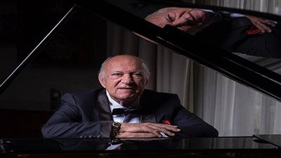 بعد وعكته الصحية، تصفيق حار للموسيقار عمر خيرت خلال حفله بالأوبرا (فيديو)