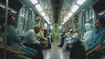 حقيقة توقيع غرامة على مثيري الضوضاء في المترو والقطارات