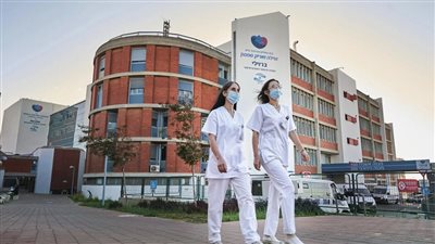 إسرائيل تنقل مرضى المستشفيات لمناطق محصنة بسبب الصواريخ الفلسطينية