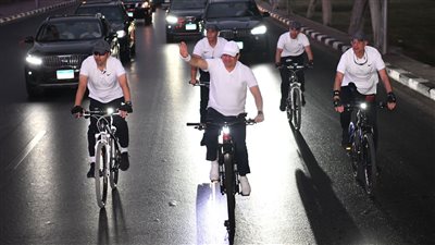 السيسي يوجه التحية لبعض المواطنين فى طريقه لتفقد الكلية الحربية