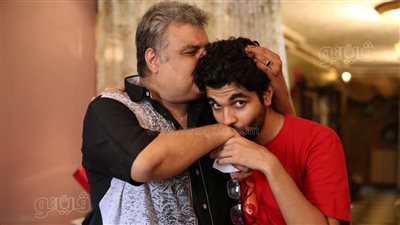 بكاء وزغاريد.. أفراح هستيرية لوالد الرابع مكرر في الشعبة الأدبية بالثانوية العامة | فيديو