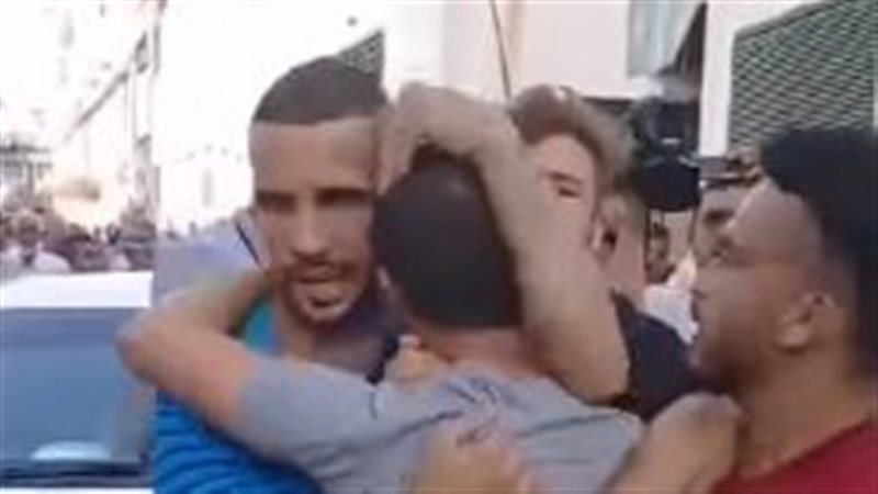 بكاء شاب فلسطيني