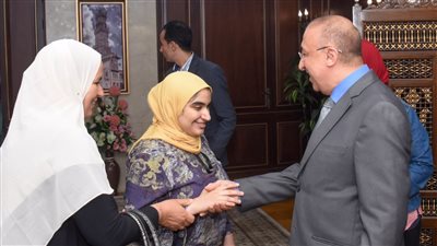 محافظ الإسكندرية يستقبل أوائل الثانوية العامة بمكتبه