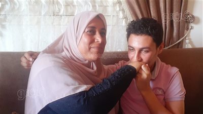 سجدة شكر ودموع وأحضان.. 