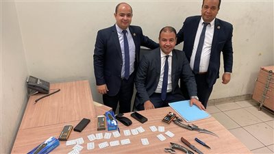 ضبط خناجر ومخدرات بحوزة راكب في مطار القاهرة 