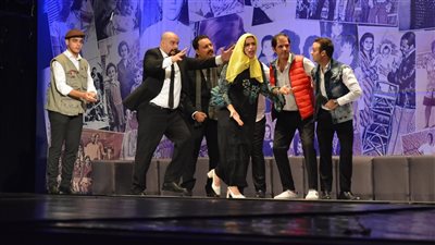 بحضور نجوم الصحافة والفن.. عرض مسرحية ألف عيلة وعيلة على مسرح الجمهورية | فيديو