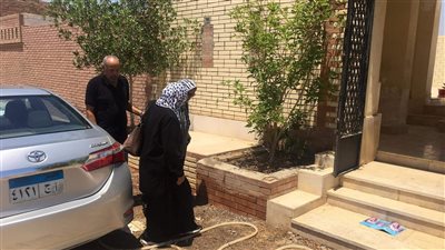 أشقاء سمير غانم يزورون قبر دلال عبد العزيز في ذكرى وفاتها | فيديو وصور