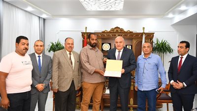 محافظ قنا يكرم مشرف حي المصالح لإخلاصه في العمل