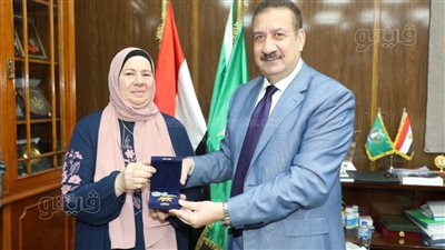 محافظ المنوفية يُسلم وسام الكمال للأم المثالية الأولى
