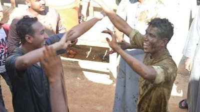 بيغطس في الحنة.. عادات وتقاليد أهالي إسنا في ليلة الحنة | صور وفيديو