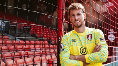 حارس برشلونة ينتقل رسميا إلى الدوري الإنجليزي 