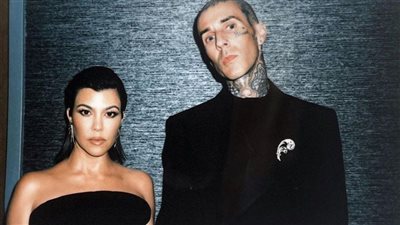 رغم امتلاك شقيقتها لطائرات خاصة.. كورتني كارداشيان تسافر يالطيران التجاري | صور