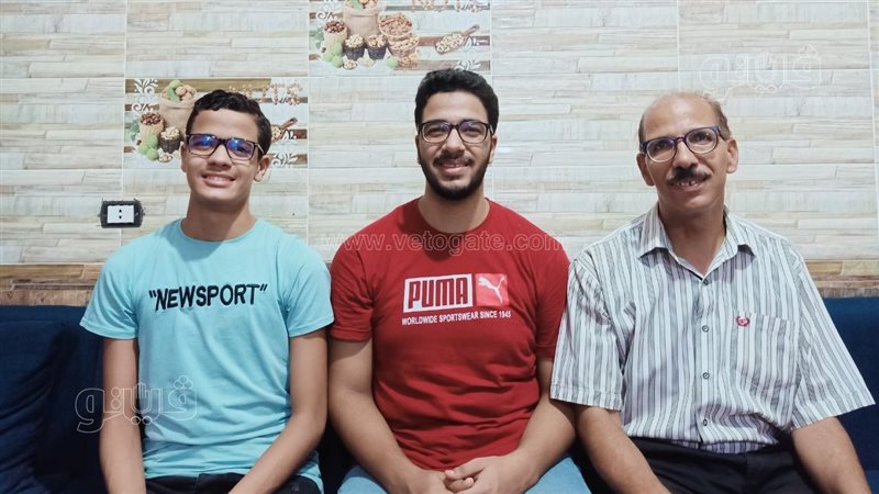 حازم يتوسط والده