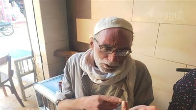 مات على الكرسي.. تفاصيل الساعات الأخيرة في حياة والد المطربة بوسي | فيديو وصور