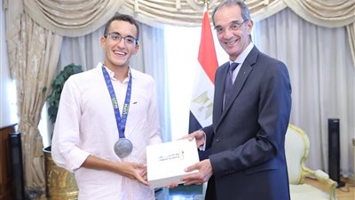 وزير الاتصالات يكرم طالبا بجامعة مصر للمعلوماتية لفوزه بفضية العالم للخماسي الحديث