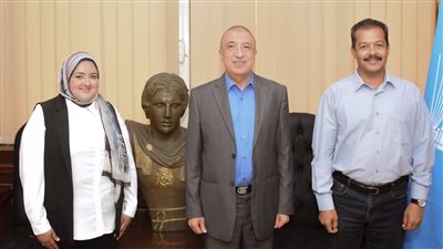 محافظ الإسكندرية يكرم صاحبة فكرة شاطىء ضعاف البصر والمكفوفين