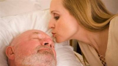 تفسير حلم تقبيل الميت فى المنام وعلاقته بتحقيق الطموحات وسداد الديون 