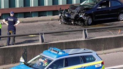 طفل يدهس رجلا بالخطأ أثناء اللعب بالسيارة في ألمانيا